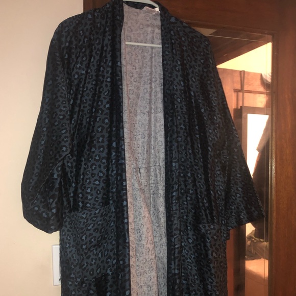 Wild Side Navy Leopard Robe - Picture 2 of 4